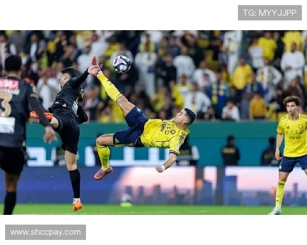 泪目！C罗40岁依然能飞 第96分钟超级倒钩看呆队友 梦回7年前巅峰